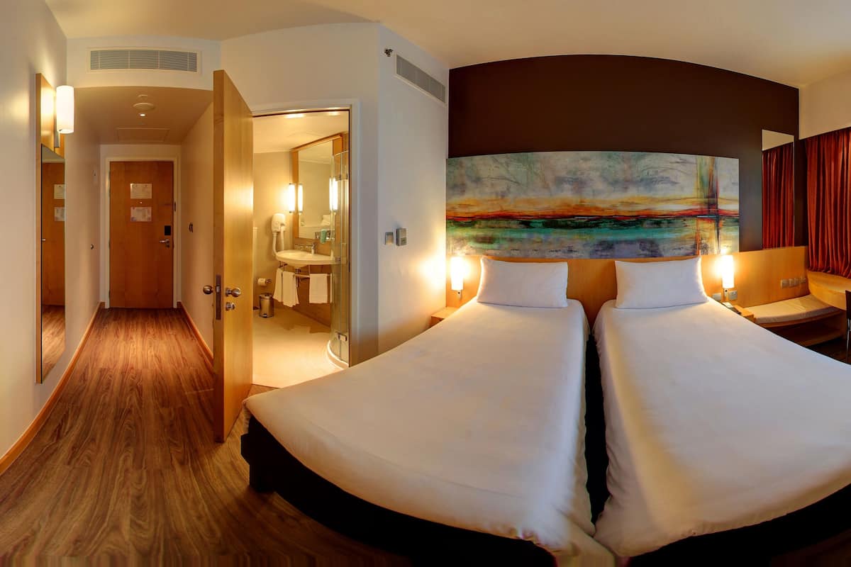 Standardværelse - 2 enkeltsenge | Minibar, pengeskab på værelset, skrivebord