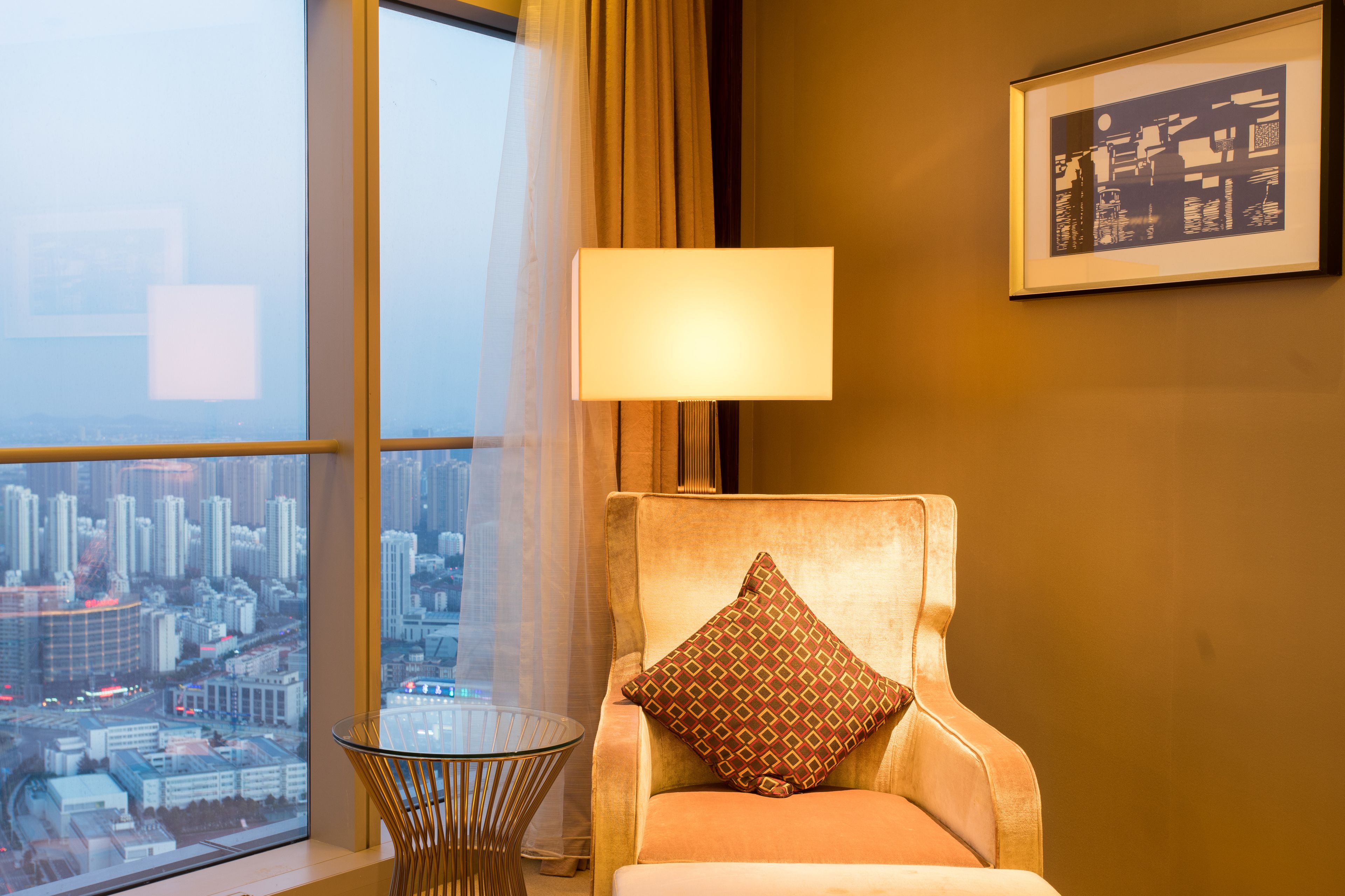 高档床上用品、加厚床垫、迷你吧、客房内保险箱