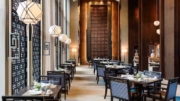 3 restauranter; serverer morgenmad, frokost og internationale retter