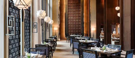 3 restaurants, breakfast, lunch, dinner served; international cuisine