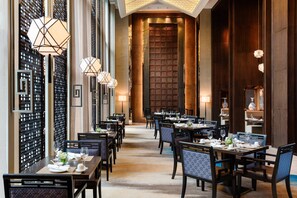 3 restaurants, spécialités Cuisine internationale