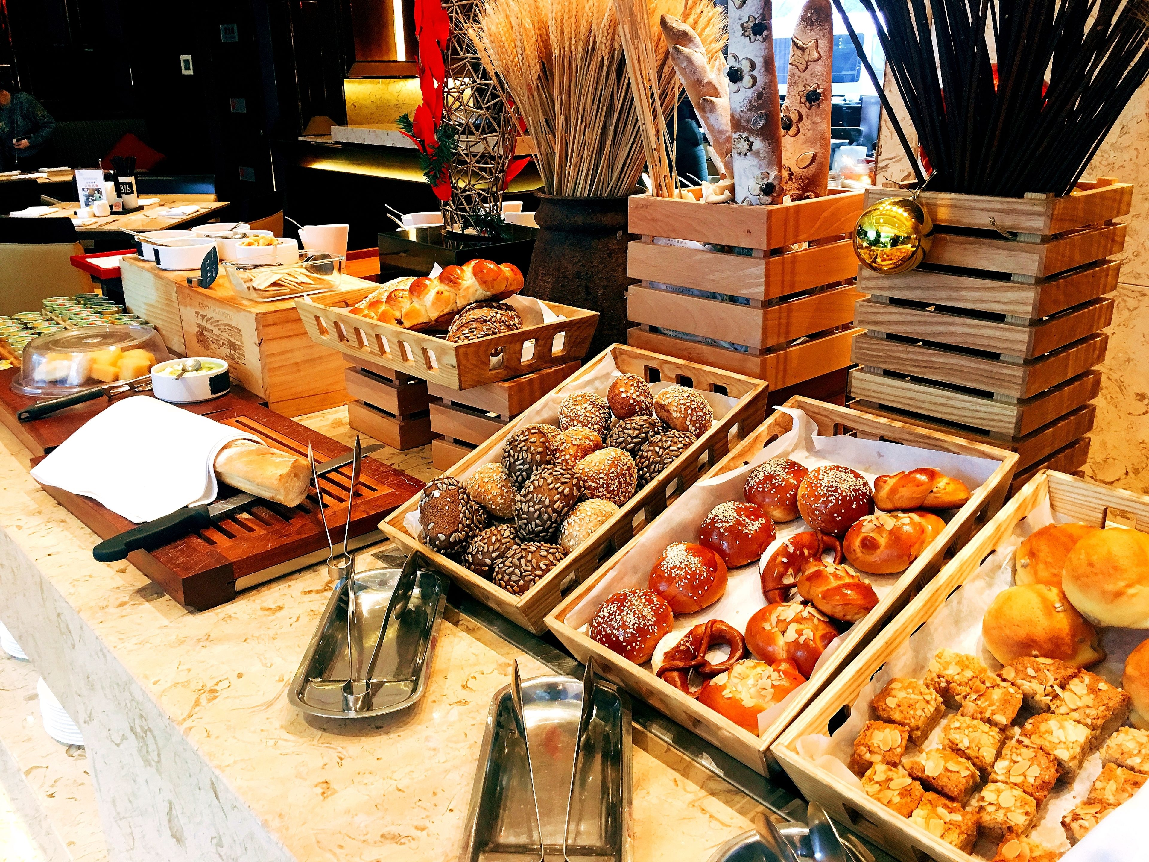 Daily buffet breakfast (CNY 128 per person)
