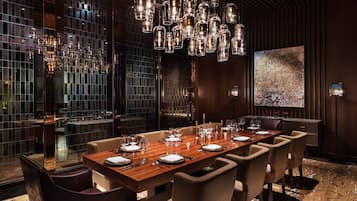 3 restaurants; breakfast, lunch and dinner served