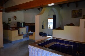 Deep-soaking bathtub