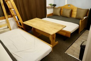 Apartamento estándar, terraza, junto a la pista de esquí | Zona de estar | Una televisión de pantalla plana, una estación de conexión para iPod