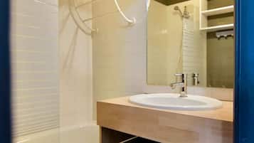 Appartement Duplex Supérieur, 4 chambres, 2 salles de bains, vue montagne | Salle de bain | Sèche-cheveux, shampoing, papier toilette