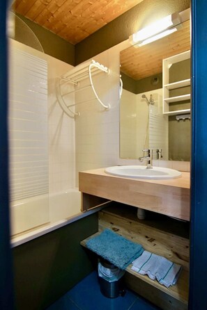 Superior Duplex, 4 Bedrooms, 2 Bathrooms, Mountain View | Bathroom | Hair dryer, shampoo, toilet paper - RisoulSki Constellation (Risoul)