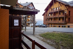 Family Apartment, 1 Bedroom, 2 Bathrooms, Ground Floor | Terrace/patio - RisoulSki Constellation (Risoul)
