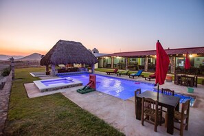 Bar junto a la piscina