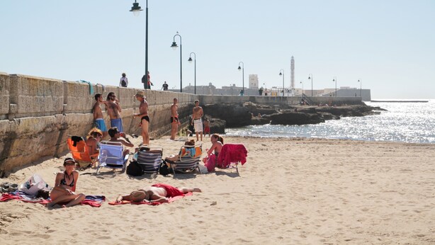 A beach with people sunbathing and relaxing. - Cádiz INN Hostel (Cádiz)
