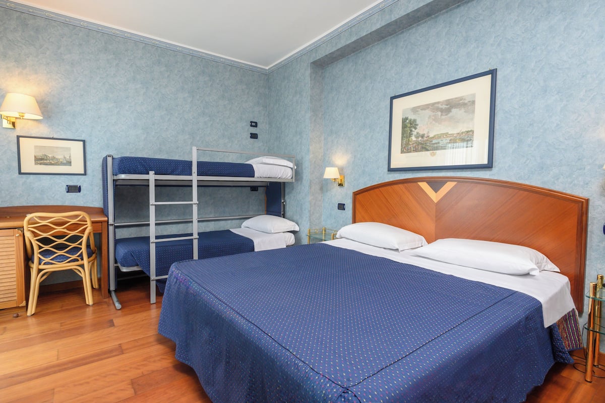 Quarto quádruplo superior, sacada | Cofres nos quartos, escrivaninha, quartos à prova de som