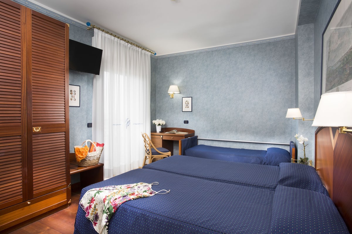 Quarto triplo superior, sacada | Cofres nos quartos, escrivaninha, quartos à prova de som