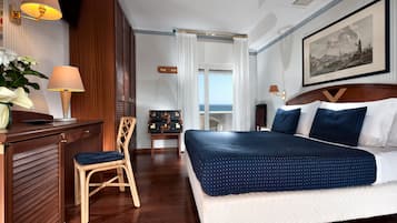 Suite Deluxe, terrasse, vue mer | Coffres-forts dans les chambres, chambres insonorisées, Wi-Fi gratuit