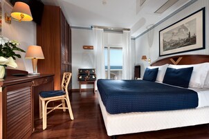 Suite Deluxe, terrazzo, vista mare | Una cassaforte in camera, insonorizzazione, Wi-Fi gratuito, lenzuola