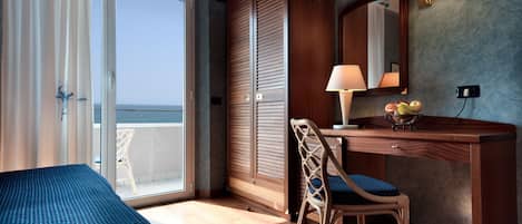 Quarto casal ou duplo superior, vista parcial para o mar | Cofres nos quartos, quartos à prova de som, Wi-Fi de cortesia