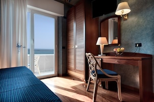 Camera Superior con letto matrimoniale o 2 letti singoli, vista mare parziale | Una cassaforte in camera, insonorizzazione, Wi-Fi gratuito, lenzuola