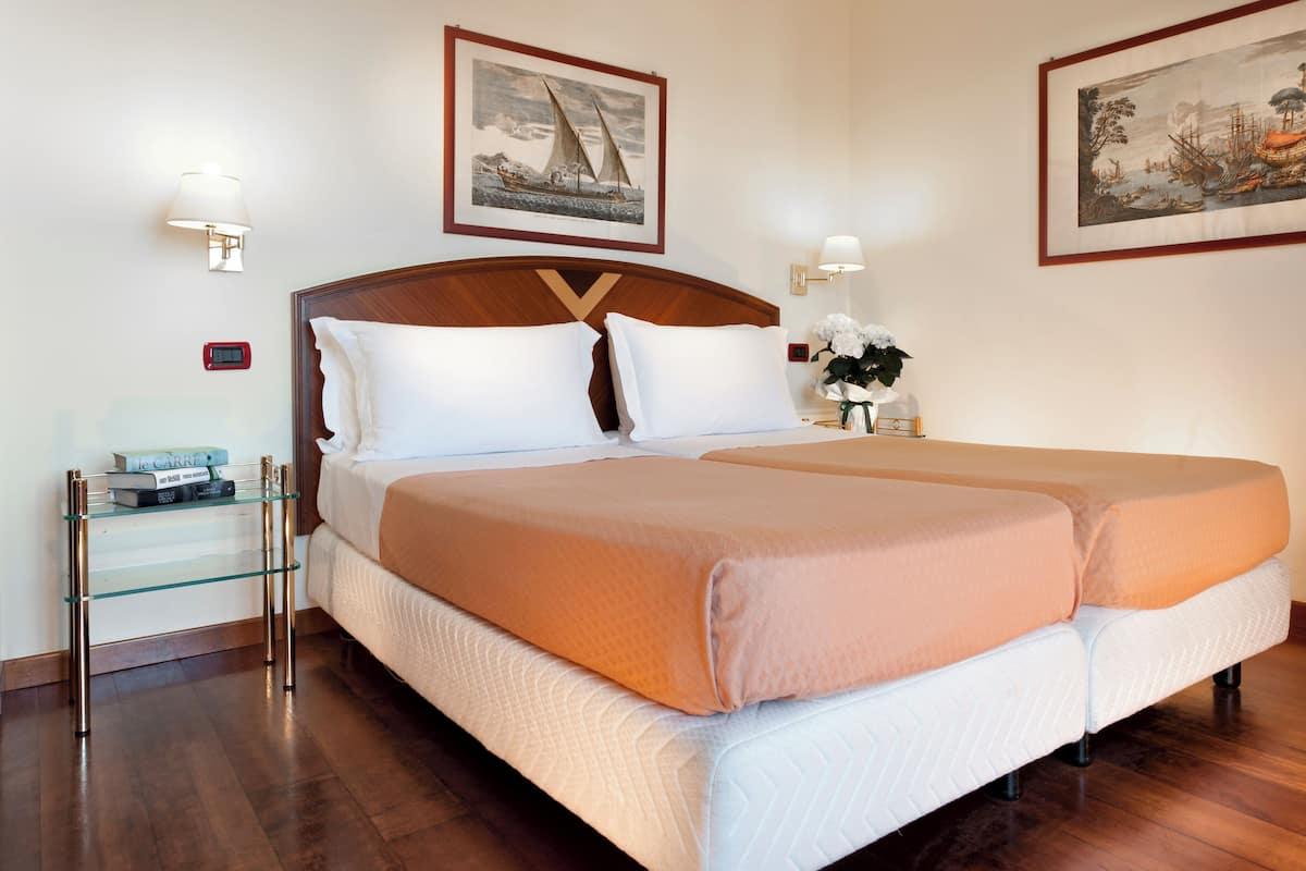 Cofres nos quartos, escrivaninha, quartos à prova de som