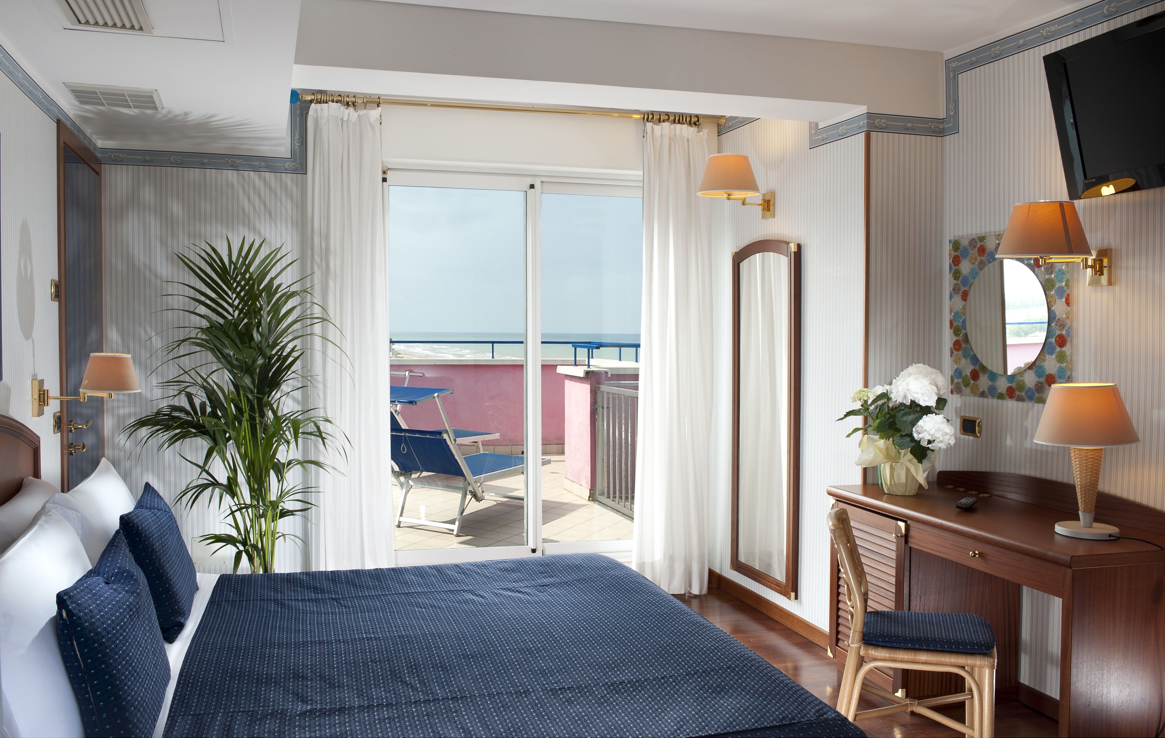 豪華套房, 露台, 海景 | 房內夾萬、書桌、隔音、免費 Wi-Fi