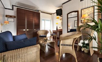 Suite Deluxe, terrazzo, vista mare | Area soggiorno | TV LED