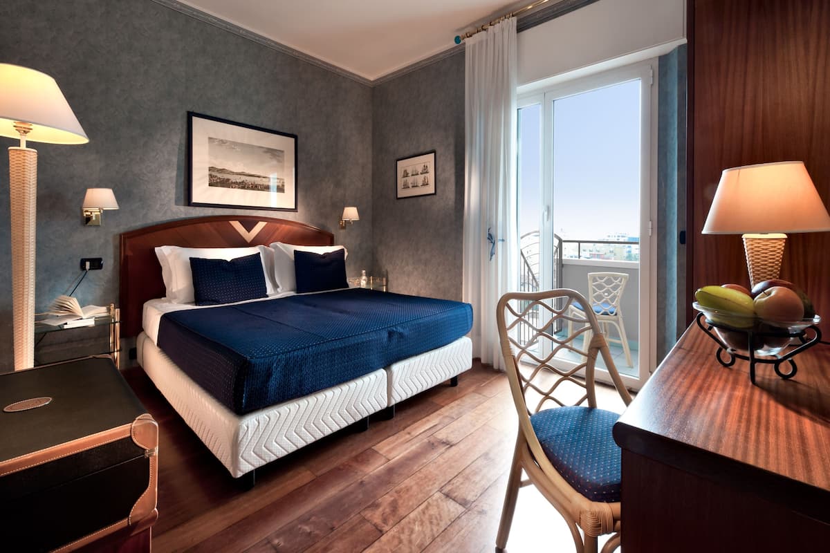 Quarto casal ou duplo superior, vista parcial para o mar | Cofres nos quartos, escrivaninha, quartos à prova de som