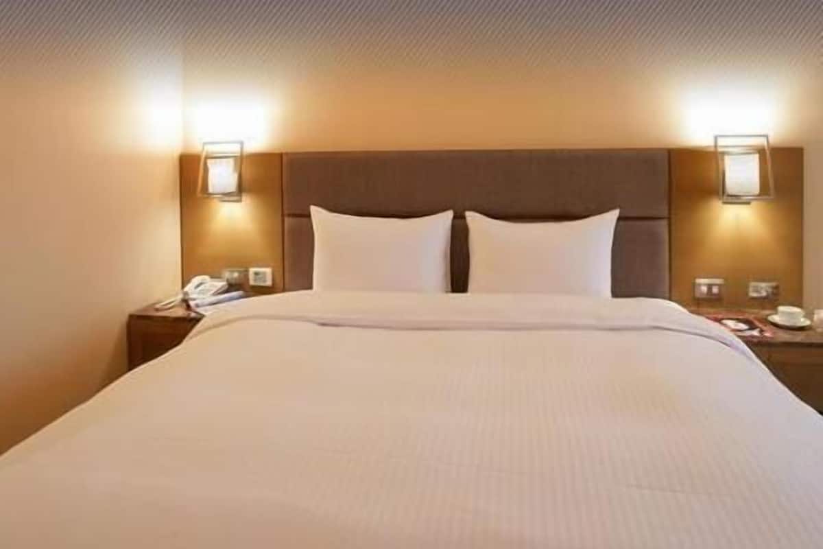 Double Room, Accessible, Private Bathroom (Mountain View) | Desk, free WiFi