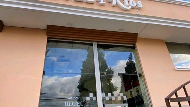 A hotel with a modern facade, large windows, and a sign that reads "HOTEL 4 RIOS". - Hotel 4 Ríos (Cuenca)