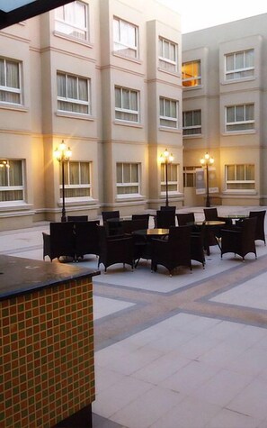 Outdoor dining - The Treasure Land Resort Hotel (Jinsha)