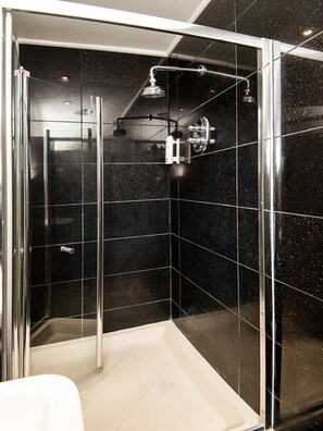 Suite supérieure, 1 lit double | Salle de bain | Serviettes fournies