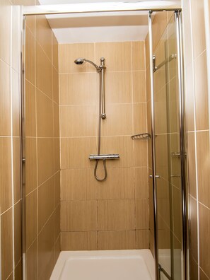 Deluxe Triple Room, 1 Double Bed with Sofa bed | Bathroom - OYO Vale Lodge (Windsor)