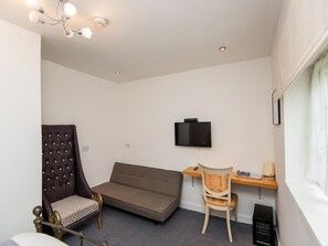 Chambre triple Deluxe, 1 lit double et 1 canapé-lit | AccÚs au Wi-Fi (inclus), literie fournie