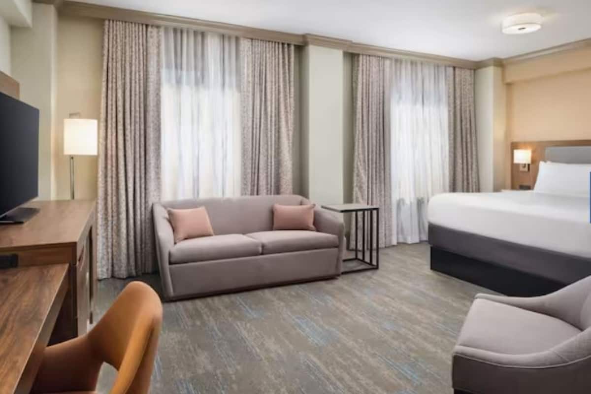 Studio Suite, 1 King Bed | 1 bedroom, premium bedding, in-room safe, desk