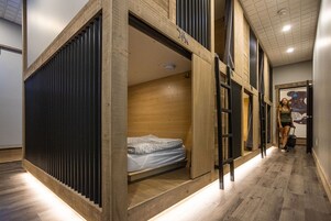 Dormitório compartilhado básico, em dormitório misto | Wi-Fi de cortesia, roupa de cama