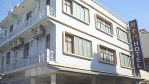 Un hotel de varios pisos con fachada blanca y balcones.