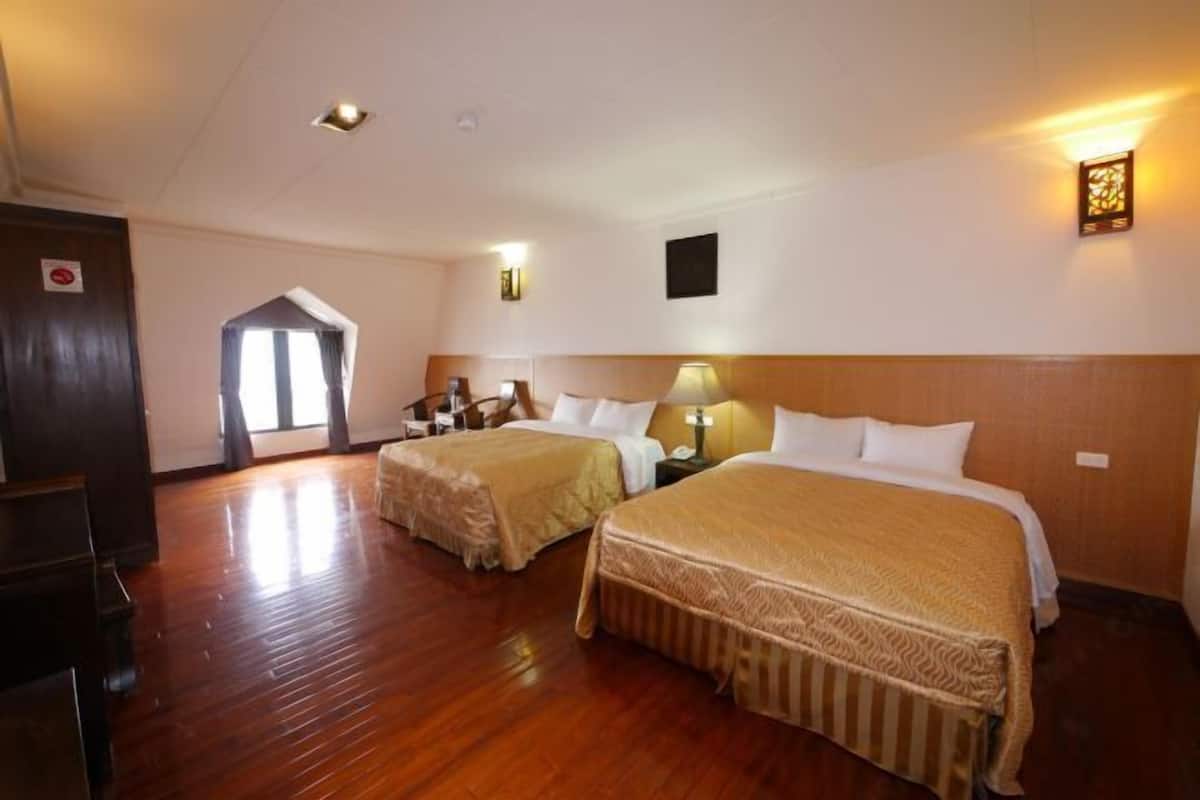 Desk, rollaway beds, free WiFi