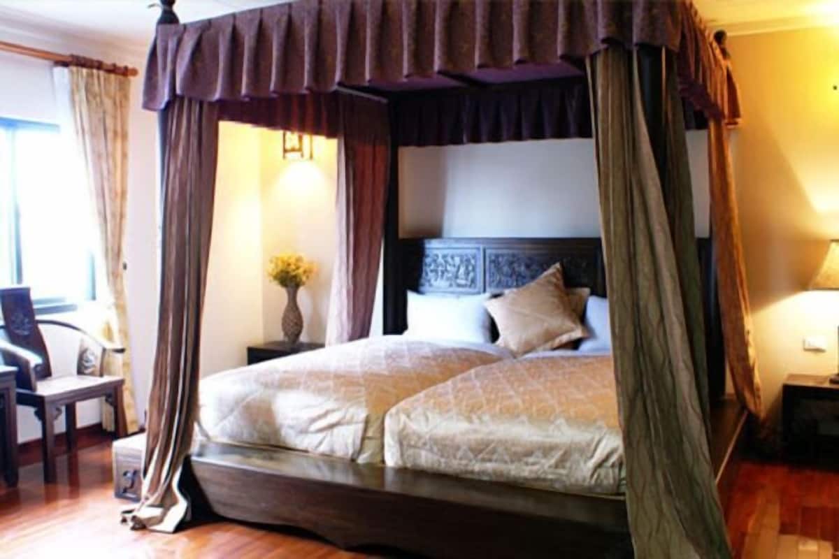 Desk, rollaway beds, free WiFi