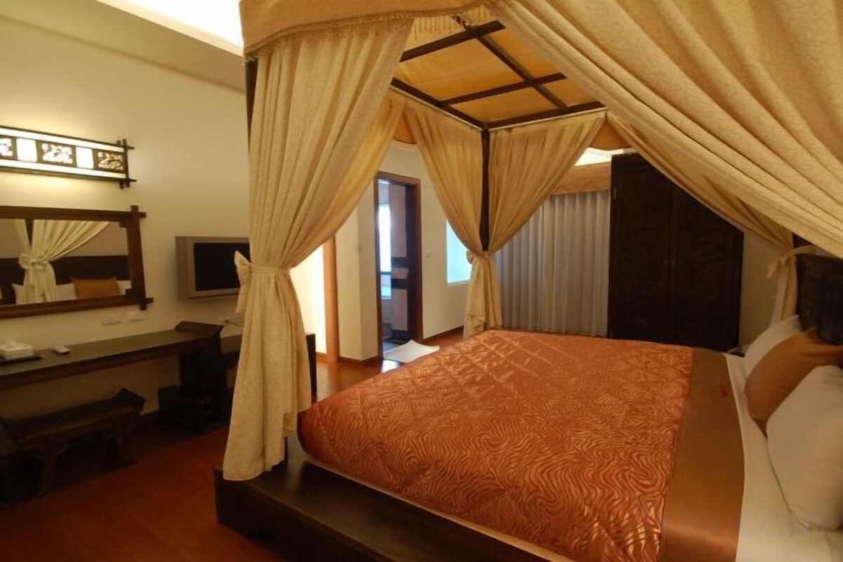 Desk, rollaway beds (surcharge), WiFi (free)