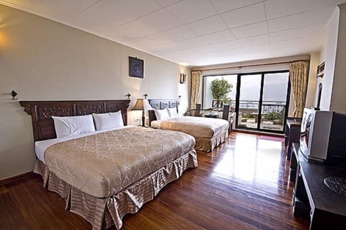 Desk, rollaway beds, free WiFi