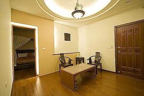 办公桌、折叠床/加床（额外收费）、免费 WiFi