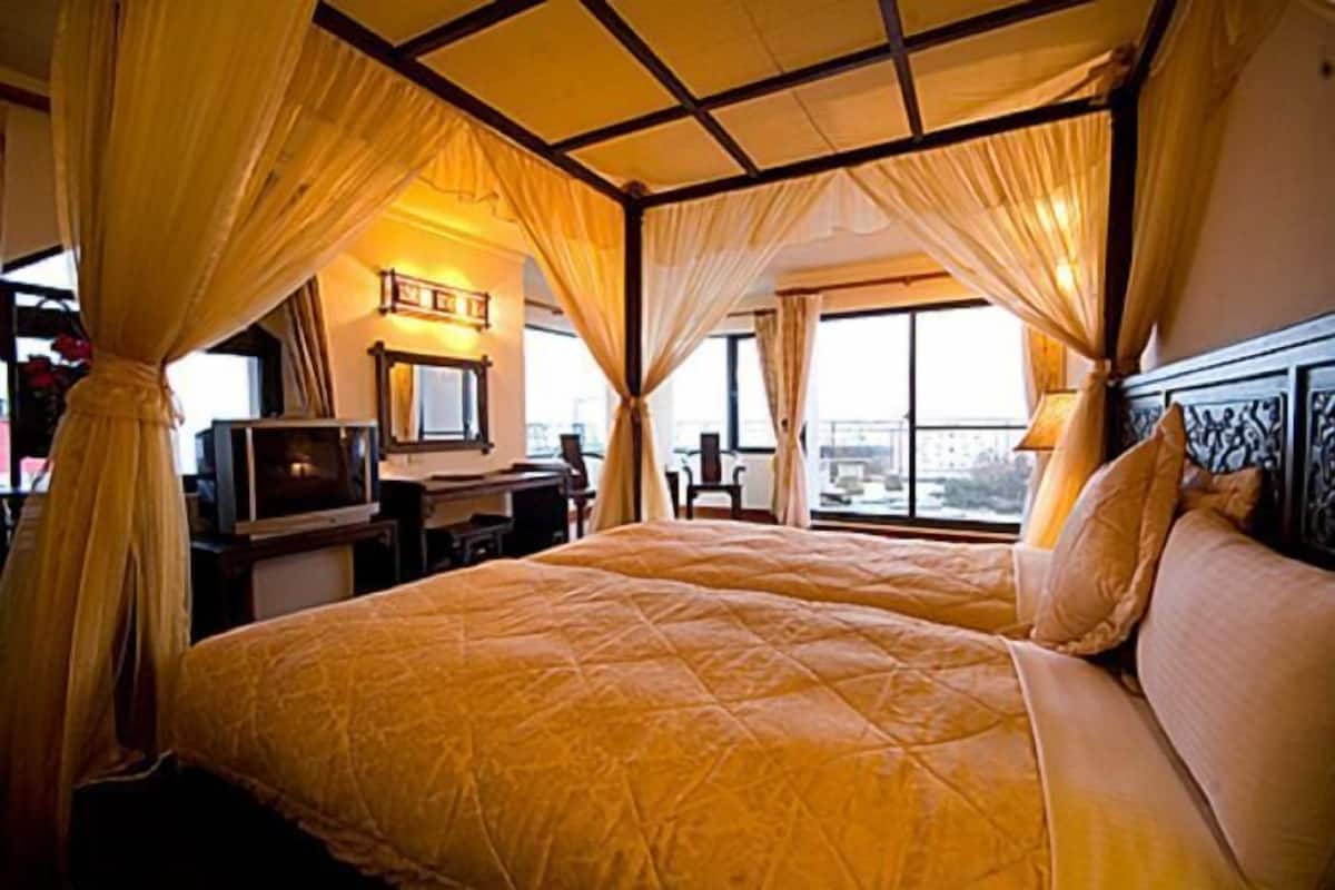 Desk, rollaway beds, free WiFi