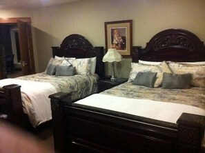 Deluxe Room, 1 Bedroom (Daly) | 1 bedroom, in-room safe, soundproofing, free WiFi