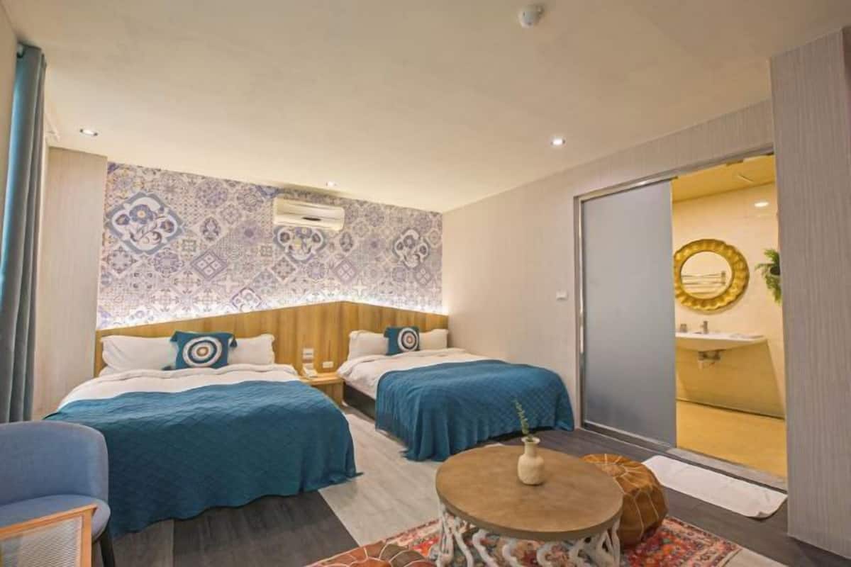 Desk, blackout drapes, soundproofing, free WiFi