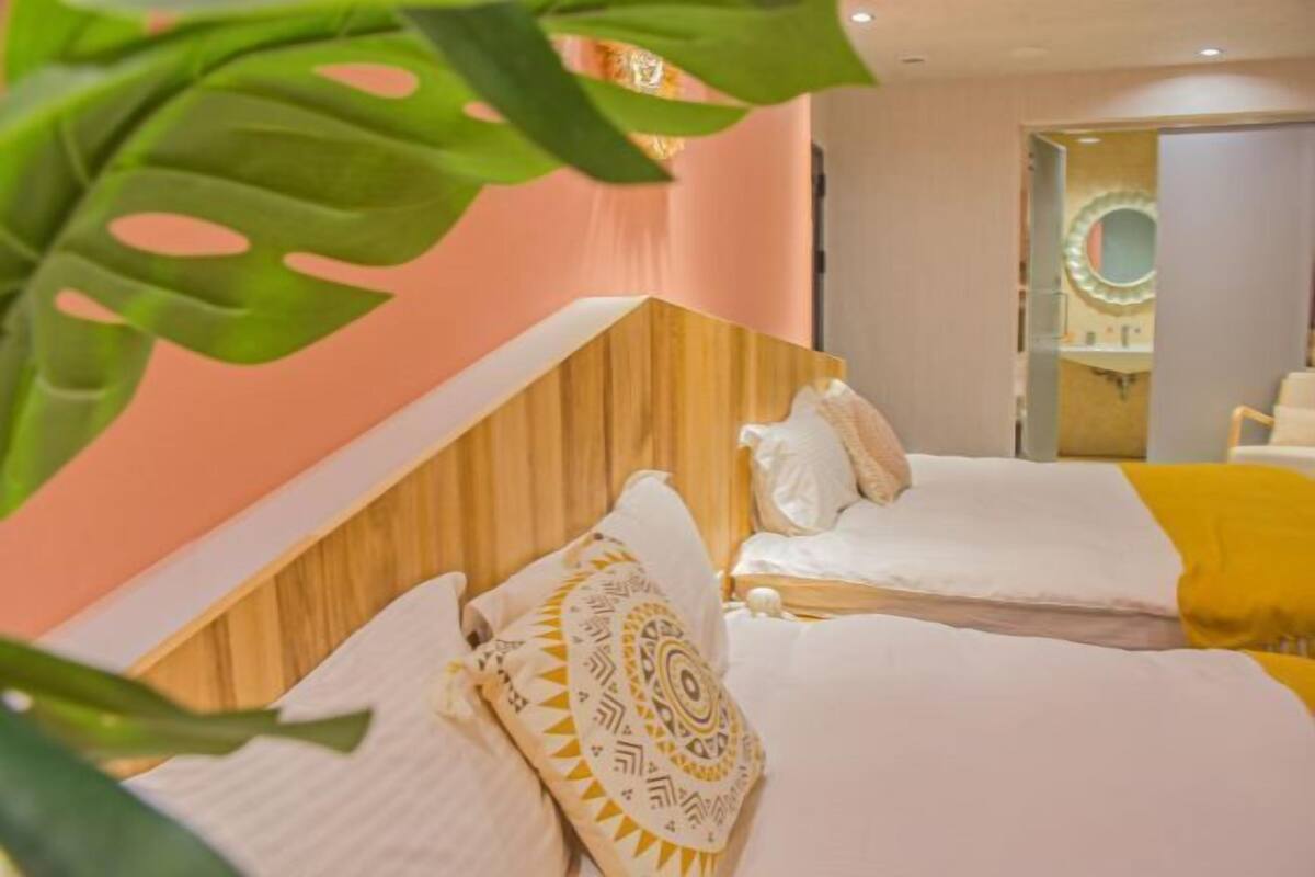 1 bedroom, desk, blackout curtains, soundproofing