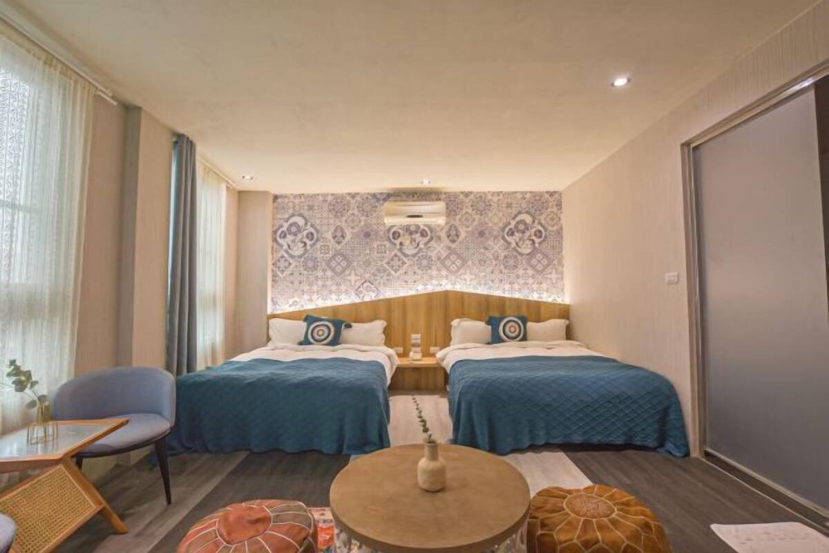 1 bedroom, desk, blackout curtains, soundproofing