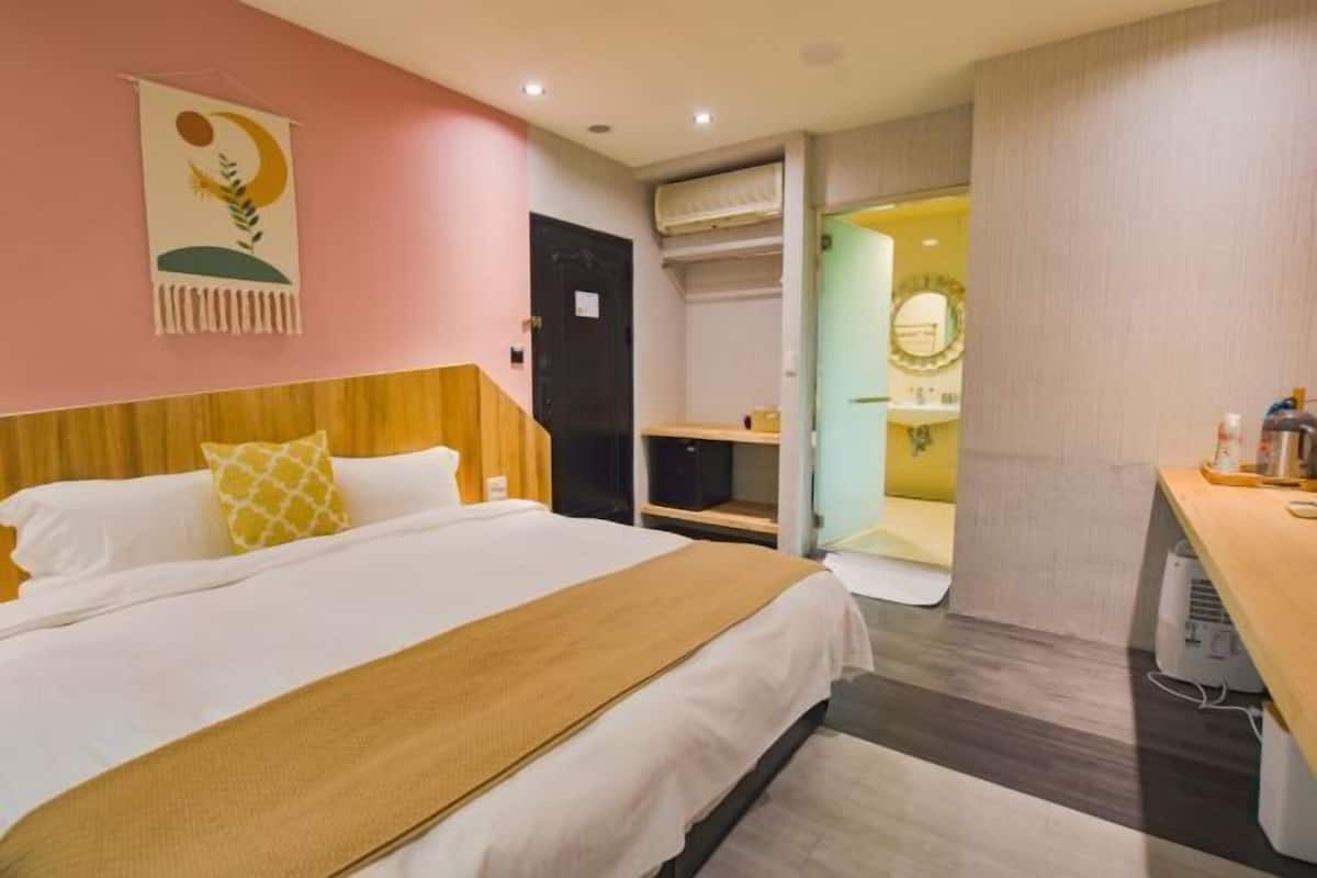 1 bedroom, desk, blackout curtains, soundproofing