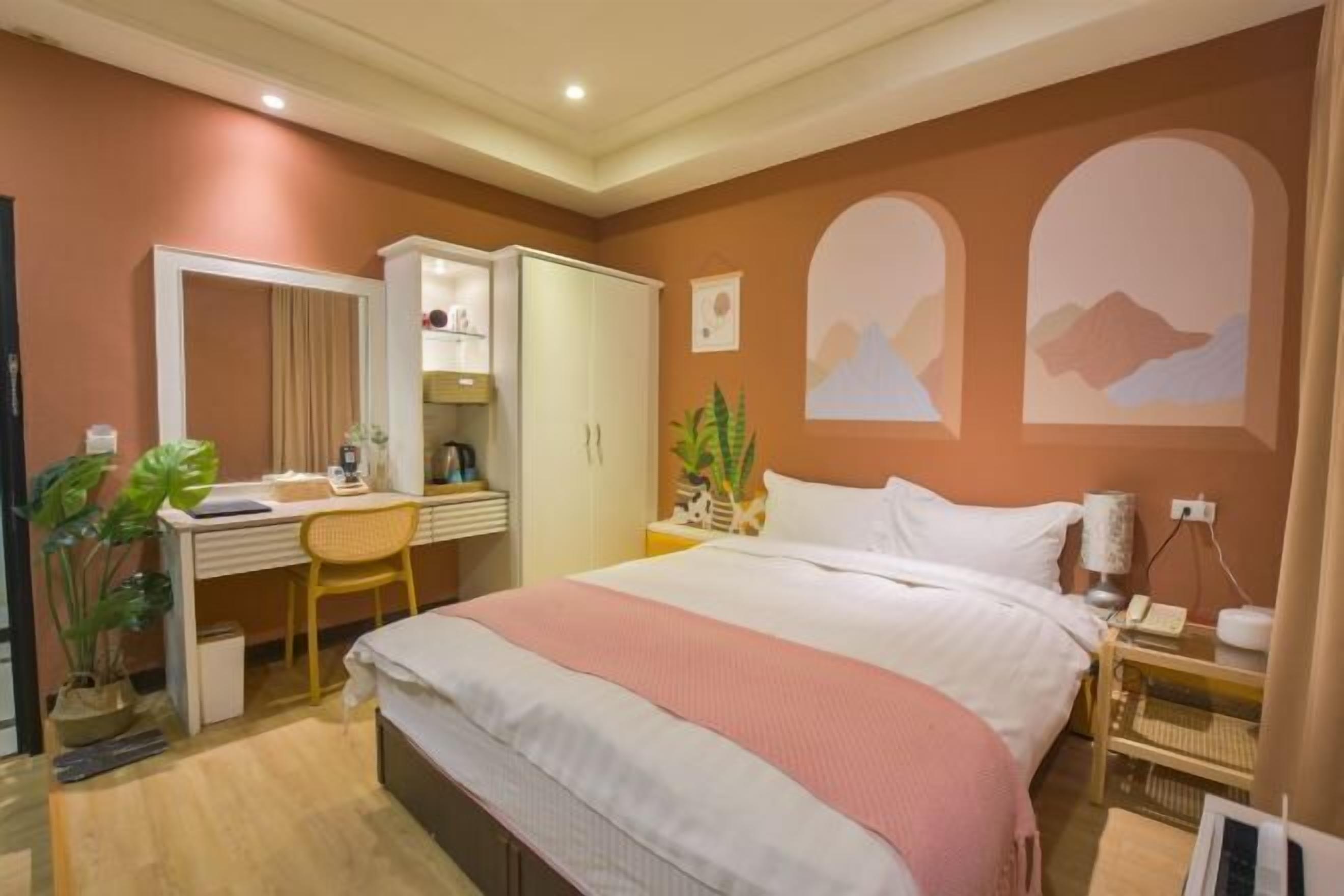 Desk, blackout drapes, soundproofing, free WiFi