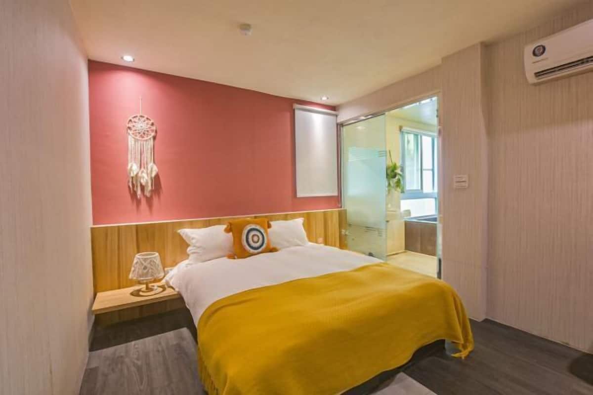 1 bedroom, desk, blackout curtains, soundproofing