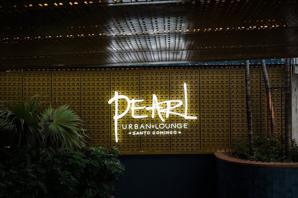 Bar en la azotea con vistas al mar (abre todos los días)