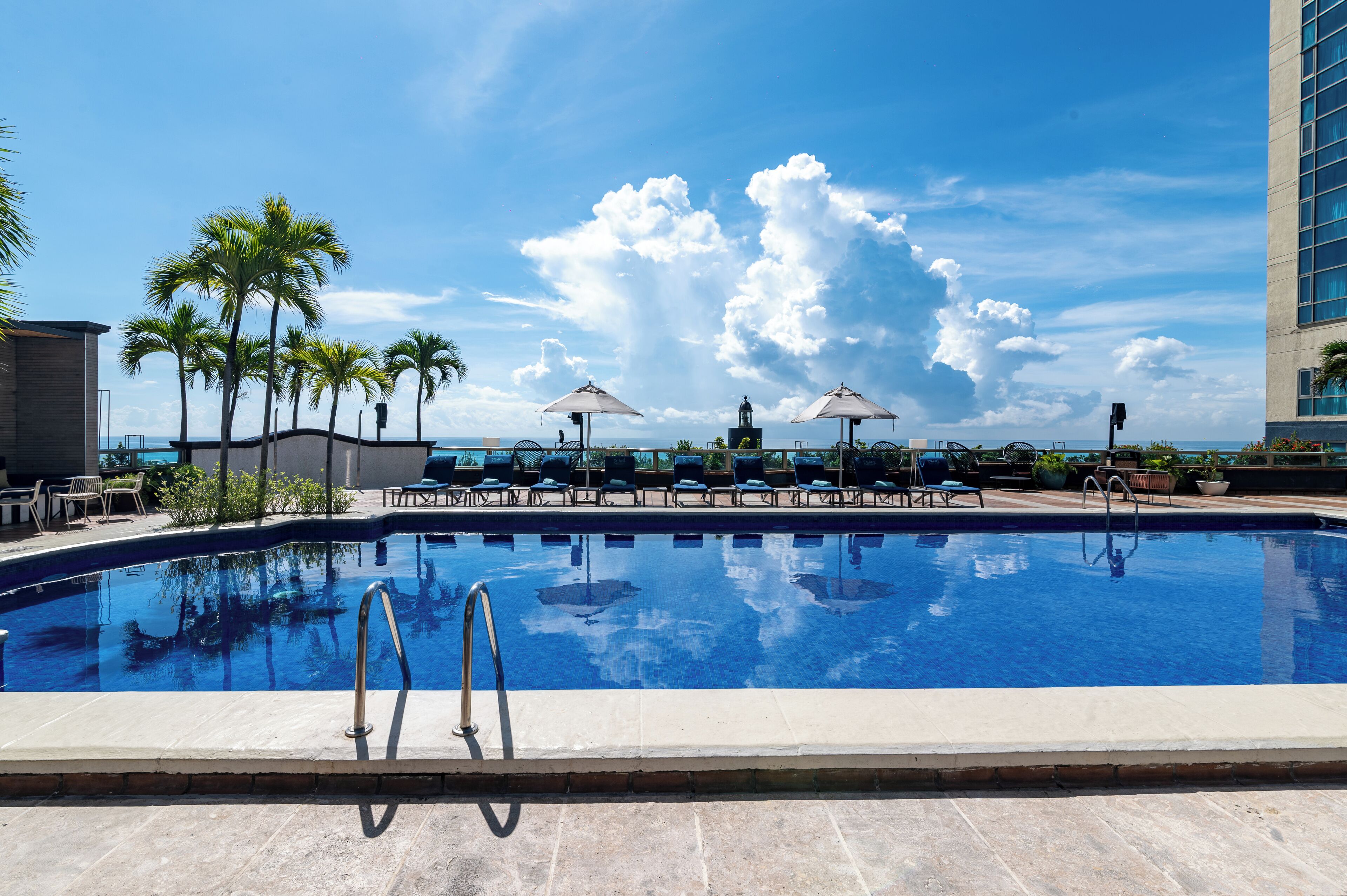 Piscina externa, funciona das 10h às 19h, espreguiçadeiras