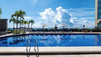 Piscina externa, funciona das 10h às 19h, espreguiçadeiras