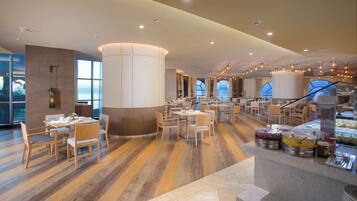 Desayuno completo todos los días (USD 23 por persona)